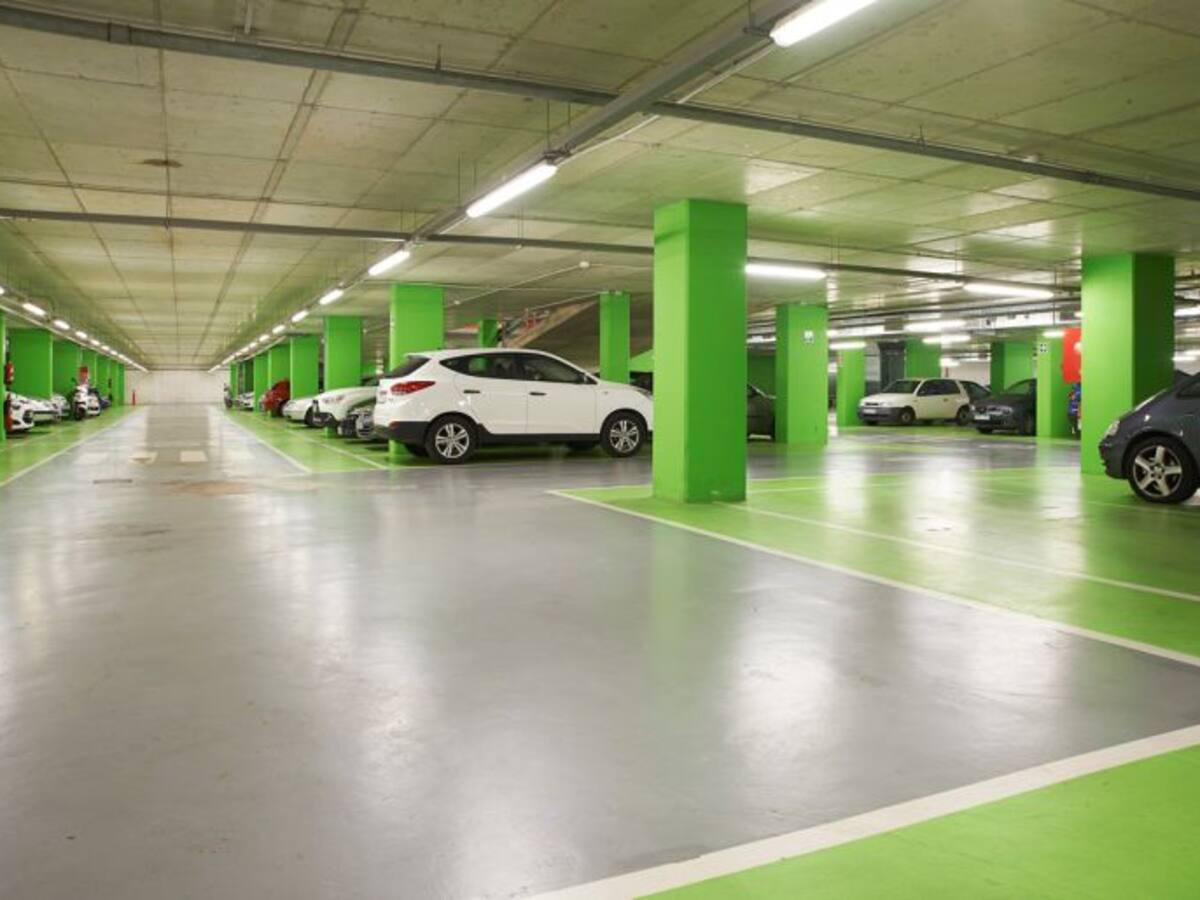 Deja el coche tres meses en un parking y se va sin pagar