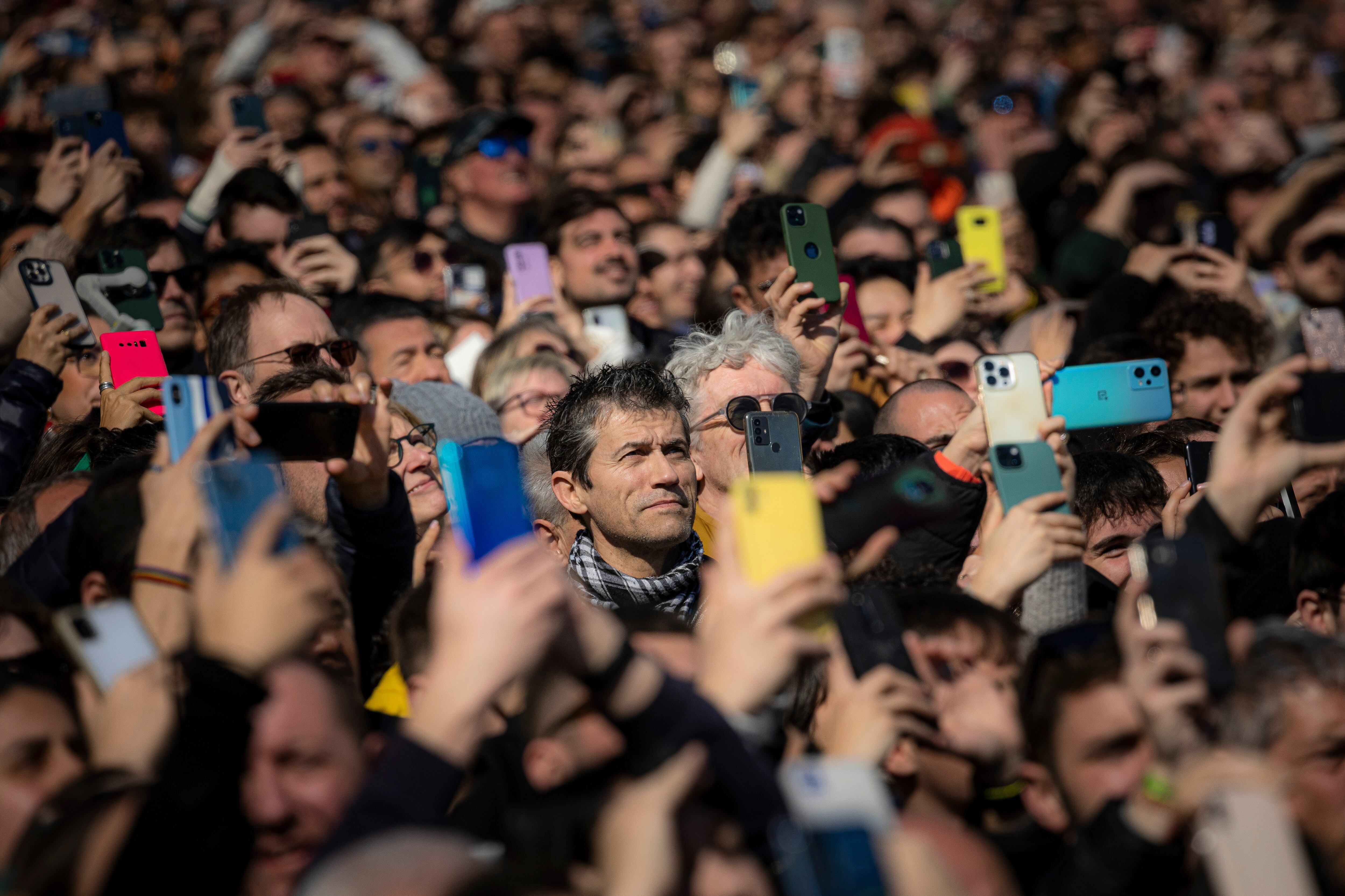 València ha dado la bienvenida este miércoles a las Fallas 2023, las primeras sin ningún tipo de restricción tras la pandemia, con el disparo de la primera mascletà del ciclo oficial en la abarrotada plaza del Ayuntamiento, un espectáculo en el que se ha optado por un estilo tradicional.