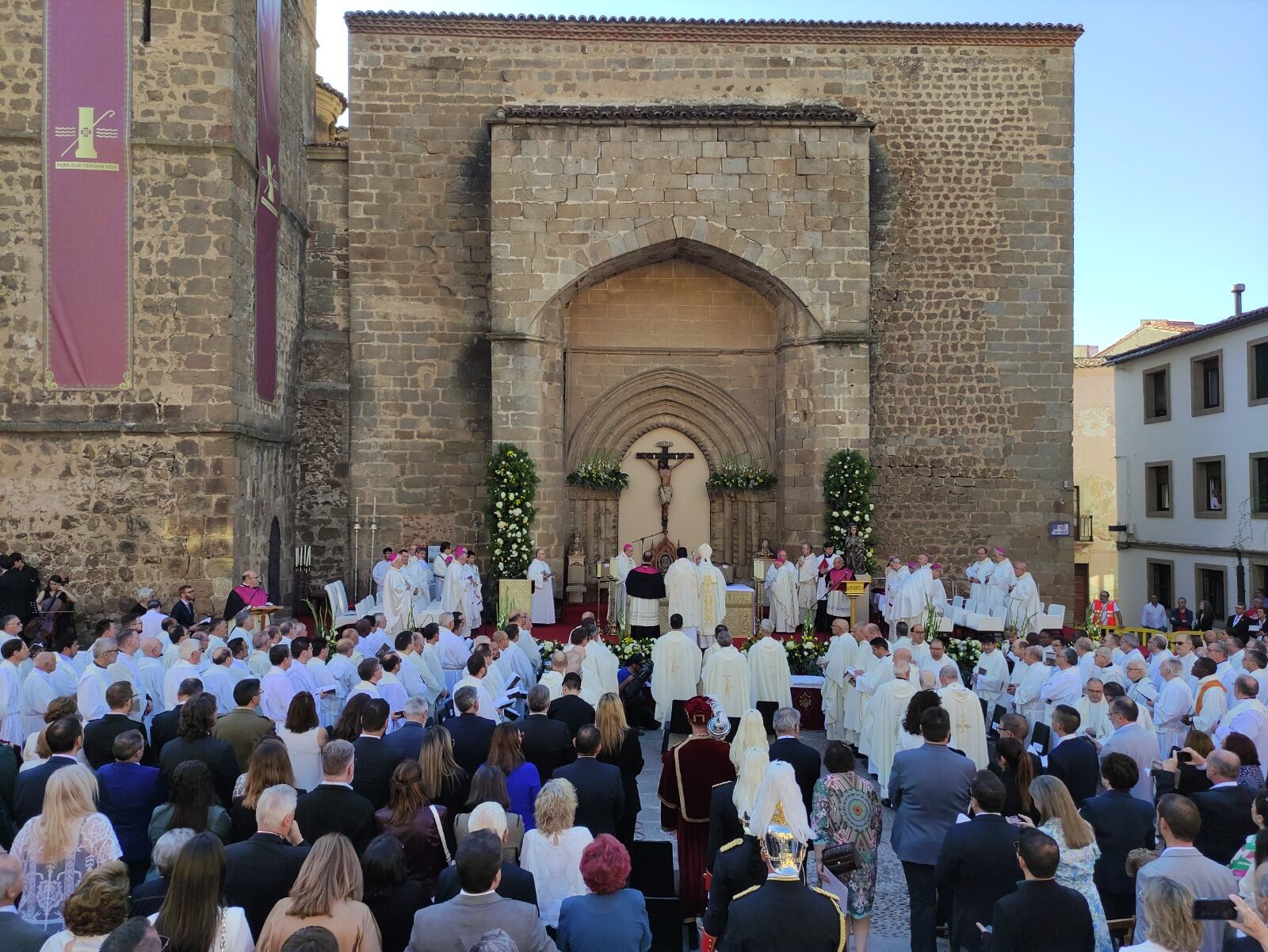 Ceremonia de ordenación de Ernesto Brotons como obispo de Plasencia en la Plaza de San Nicolás