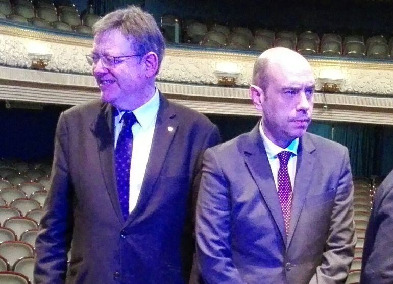 El president Ximo Puig (i) y el alcalde, Gabriel Echávarri (d), tras la firma del protocolo que hace copartícipe a la Generalitat de la propiedad del Teatro Principal.