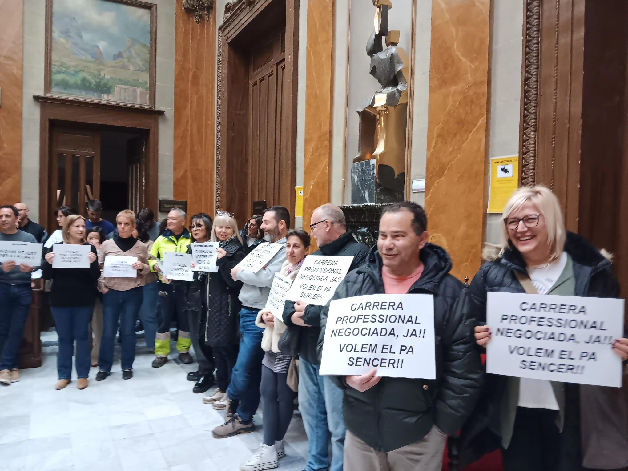 Protesta de los trabajadores del Ayuntamiento de Alcoy tras el acuerdo del Reglamento de la Carrera Profesional