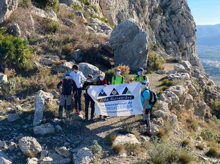 Con la bandera del DIM.