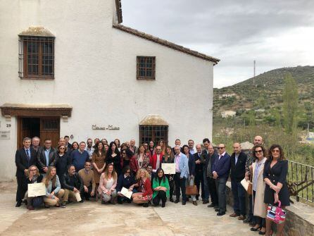 Foto de Familia con directoras y directores de los centros reconocidos y autoridades