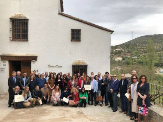 Foto de Familia con directoras y directores de los centros reconocidos y autoridades