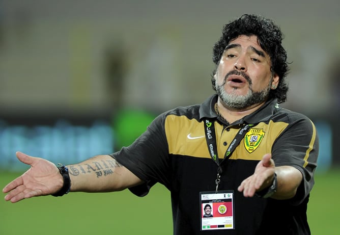 En una imagen de archivo, Maradona dirige un partido a su exequipo, el Al Wasl