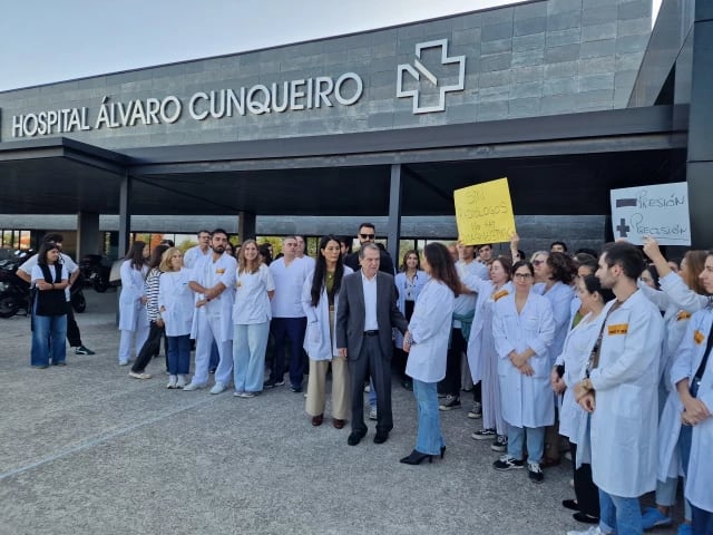 Imagen de archivo de la visita del alcalde de Vigo, Abel Caballero, al personal de radiología del Álvaro Cunqueiro en huelga