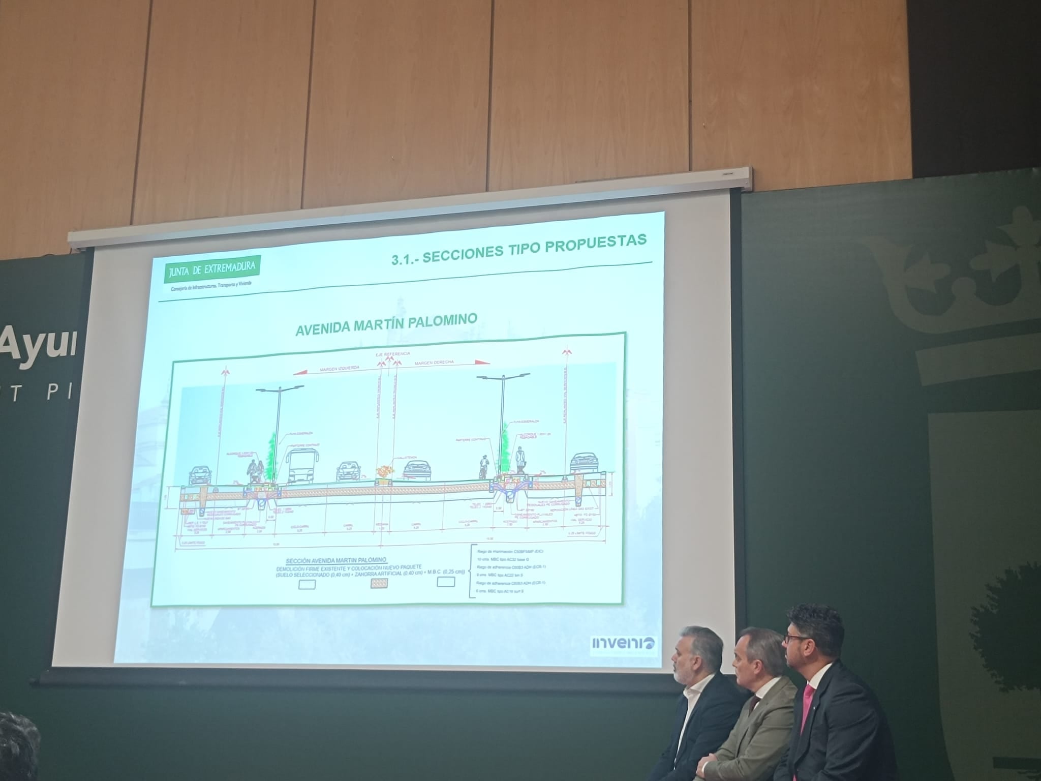 El alcalde de Plasencia y el consejero de Infraestructuras de la Junta de Extremadura observan el alzado del proyecto de reforma de Martín Palomino