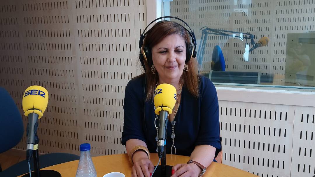 La concejala de Hacienda y portavoz del gobierno municipal, Marina Pineda, ante los micrófonos de Ser Gijón.