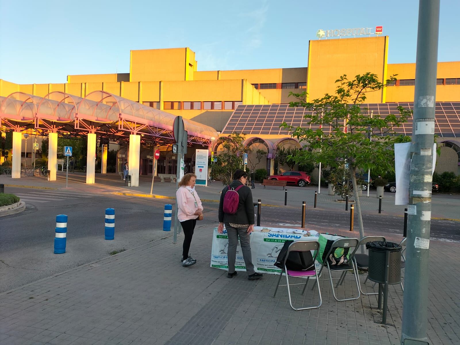 Cientos de mesas se han instalado este lunes como la ubicada en el Hospital de Getafe