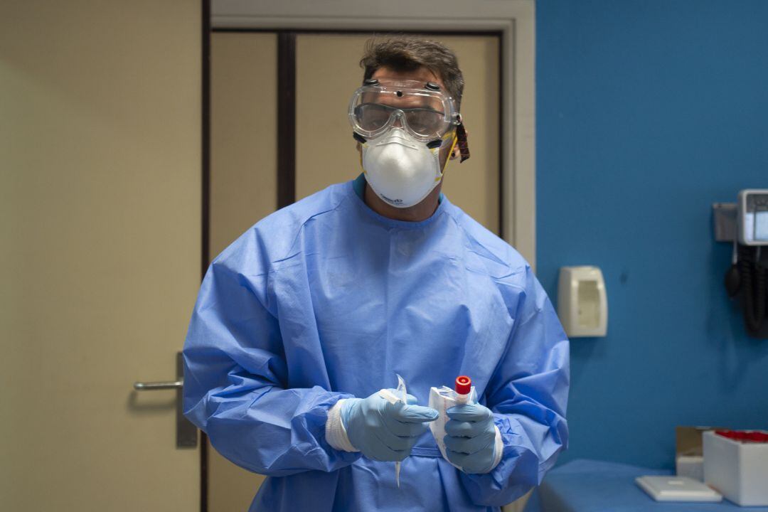 Personal sanitario con muestras PCR en la mano. 