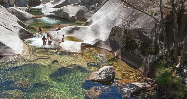 Bañistas en los pilones del río Jerte en la Garganta de los Infiernos, en Cáceres.