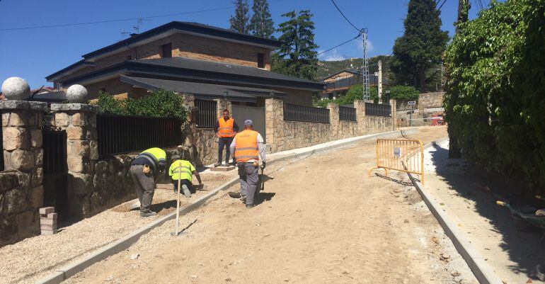 Obras en las calles de Becerril de la Sierra a cargo del PIR