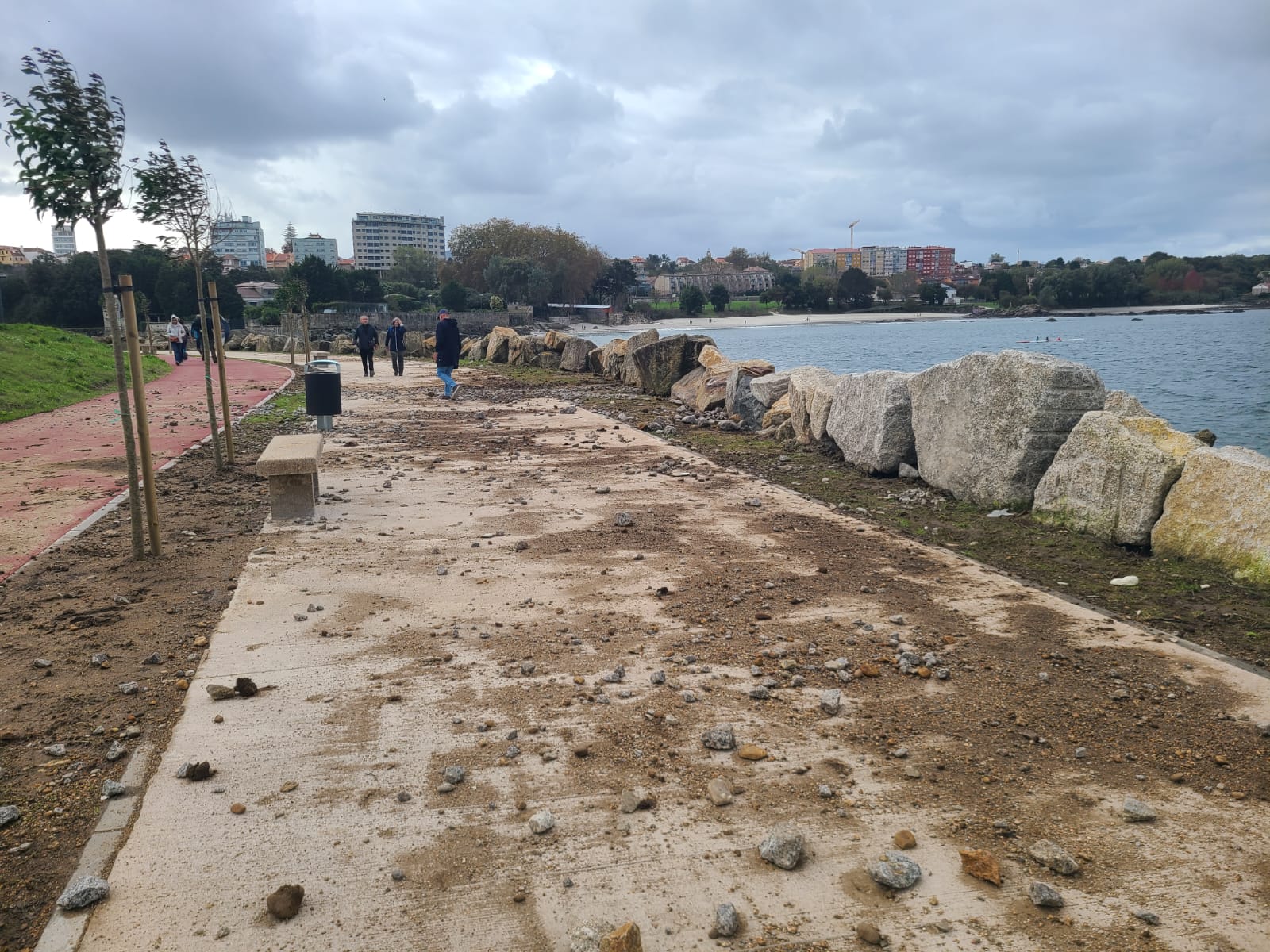 Paseo de Bouzas afectado por el temporal en Vigo