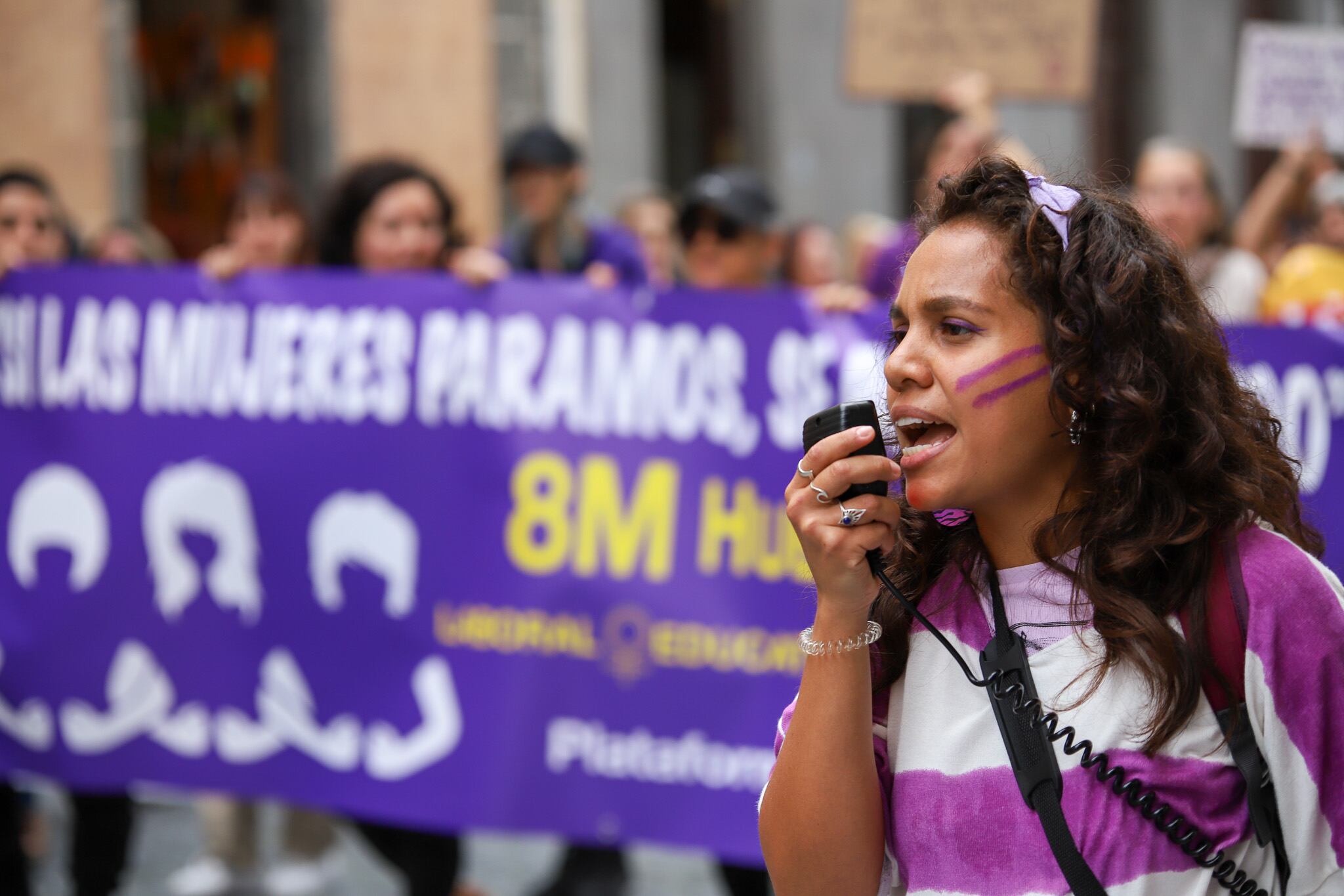 SANTA CRUZ DE LA PALMA 08/03/2023.- Un centenar de personas se han manifestado este miércoles 8 de marzo, día internacional de la Mujer, por las calles de la capital palmera reclamando igualdad entre hombres y mujeres. EFE / Luis G Morera.
