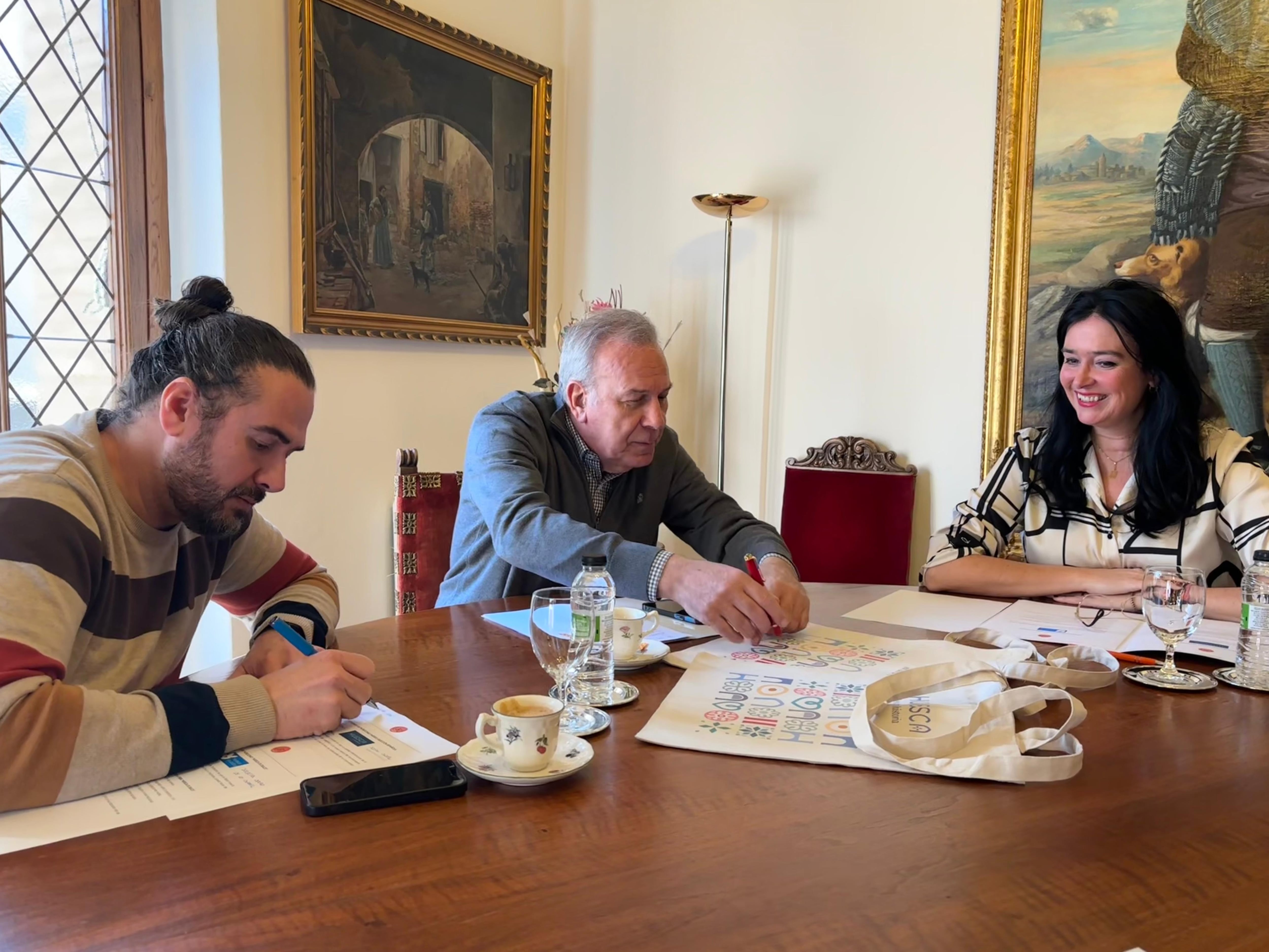 Reunión del Ayuntamiento de Huesca con el Club Balonmano Huesca