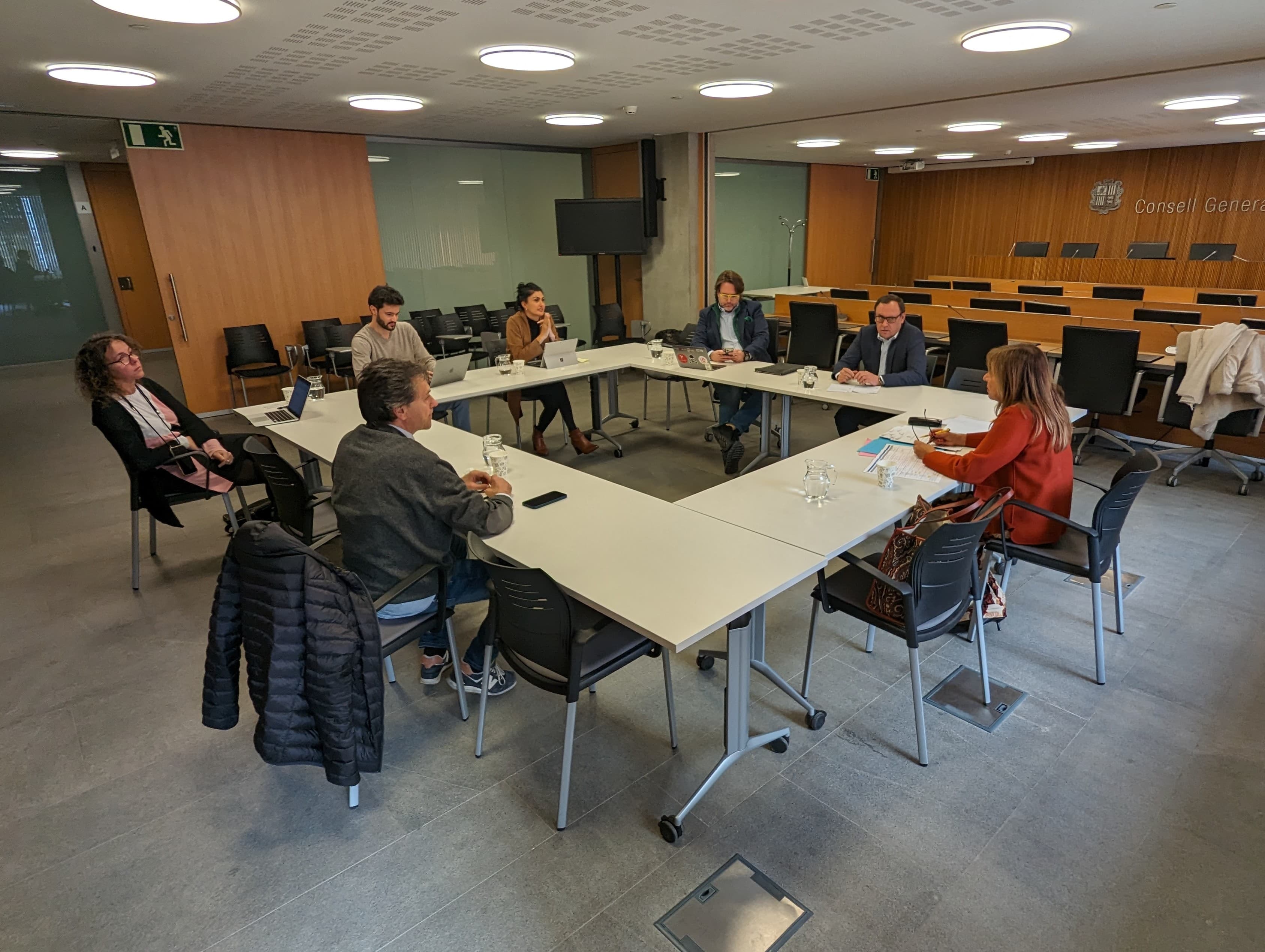 La ministra d'Habitatge, Conxita Marsol, ha presidit la primera reunió amb els grups parlamentaris