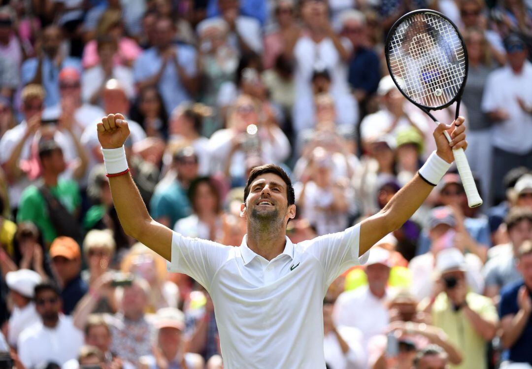 Djokovic celebra su estreno en Wimbledon con victoria