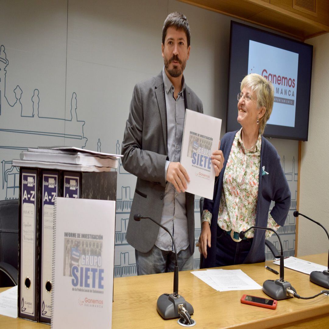 Los concejales de Ganemos, Gabriel de la Mora y Pilar Moreno, en rueda de prensa