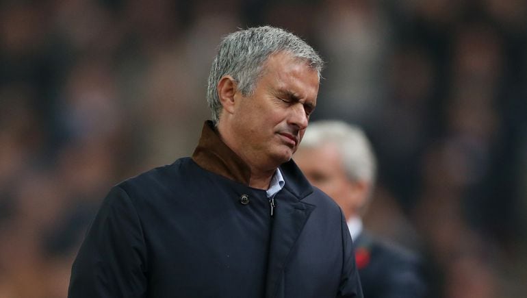 Mourinho se lamenta durante un partido del Chelsea