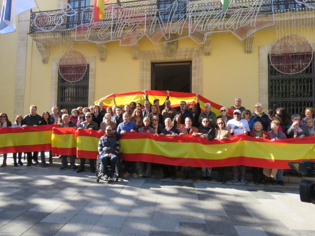 Imagen de la bandera de España que el PP ha desplegado a las puertas del Ayuntamiento de Jerez