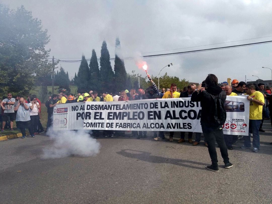 Imagen de una concentración de trabajadores de Alcoa en Avilés contra el cierre.