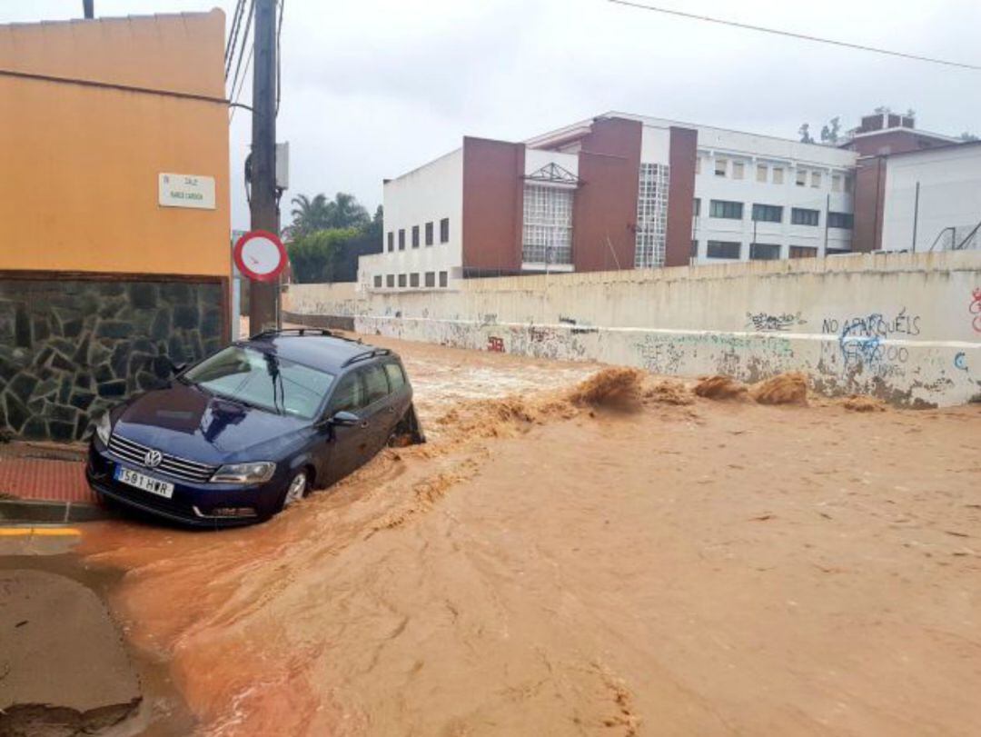 Uno de los vehículos arrastrados por la fuerza del agua en la zona Este de Málaga durante la tromba de agua del 19 de febrero de 2017