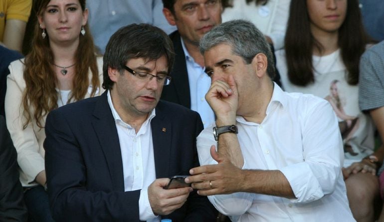 El presidente de la Generalitat, Carles Puigdemont (i), y Francesc Homs, cabeza de lista de CDC (d), durante el mitin celebrado esta tarde en Cambrils