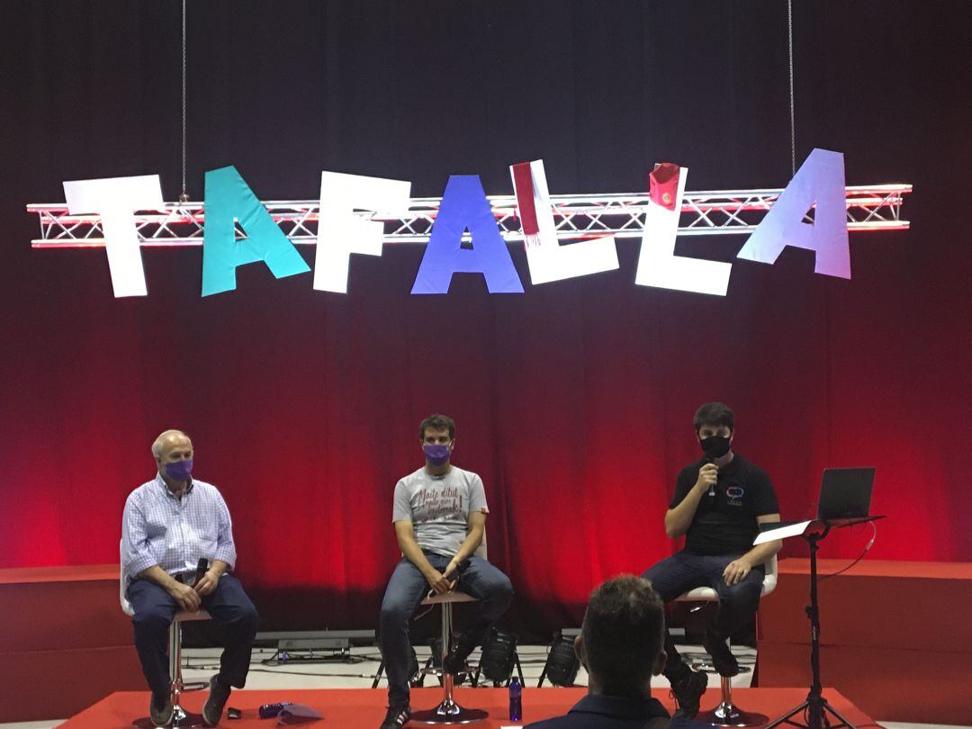 Jacinto Goñi,concejal de festejos, Xabi Alcuaz, concejal de cultura, y Javier Arbona, Navar Comunicación han presentado el programa alternativo en el estudio de grabación