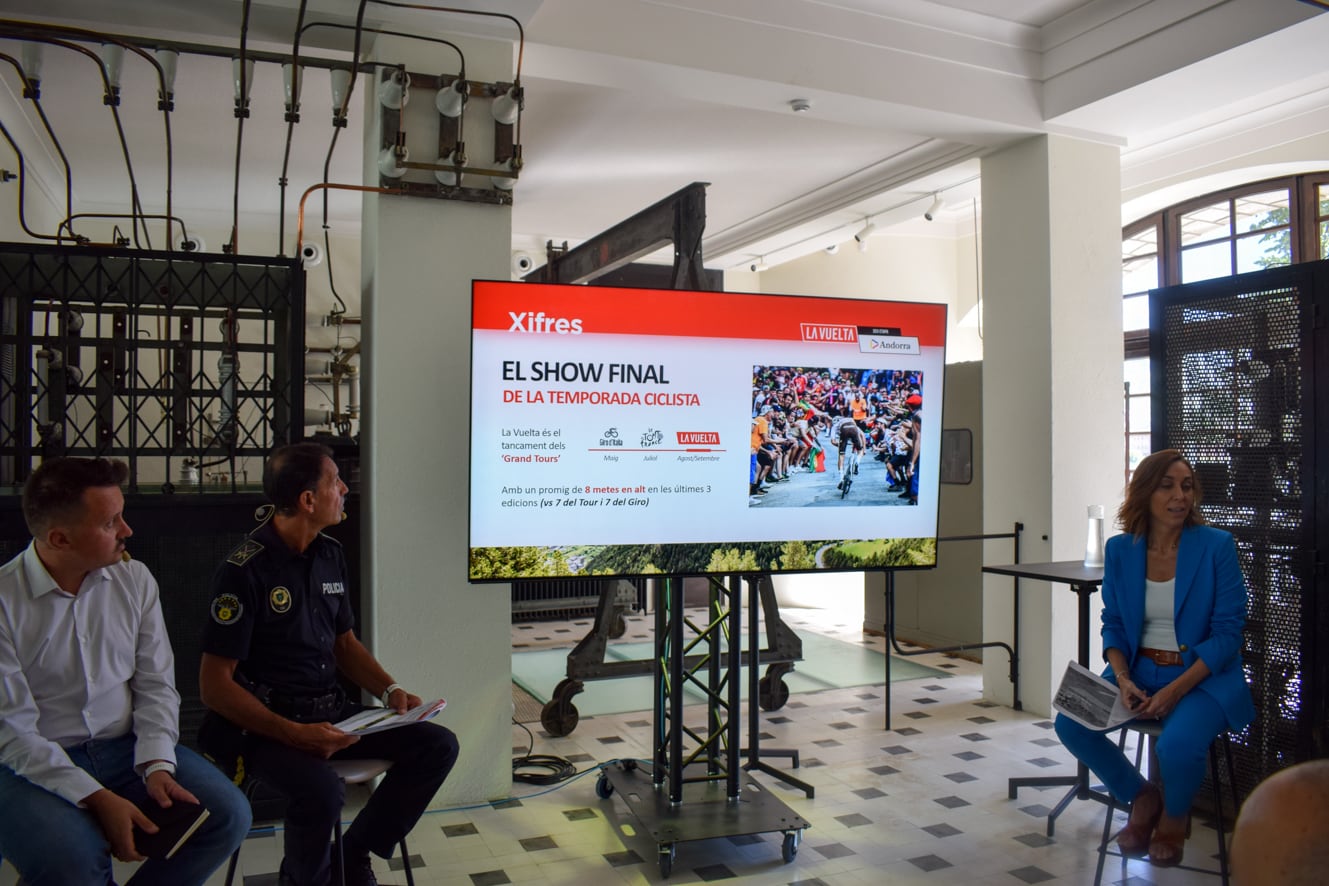 El tècnic de Mobilitat, Daniel Boneta; la directora de màrqueting i comunicació d'Andorra Turisme, Noemí Pedra, i el director del cos de policia, Bruno Lasne, durant la presentació dels aspectes tècnics de La Vuelta.