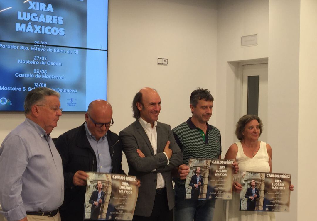 Carlos Núñez y Jose Manuel Baltar (centro) durante la presentación