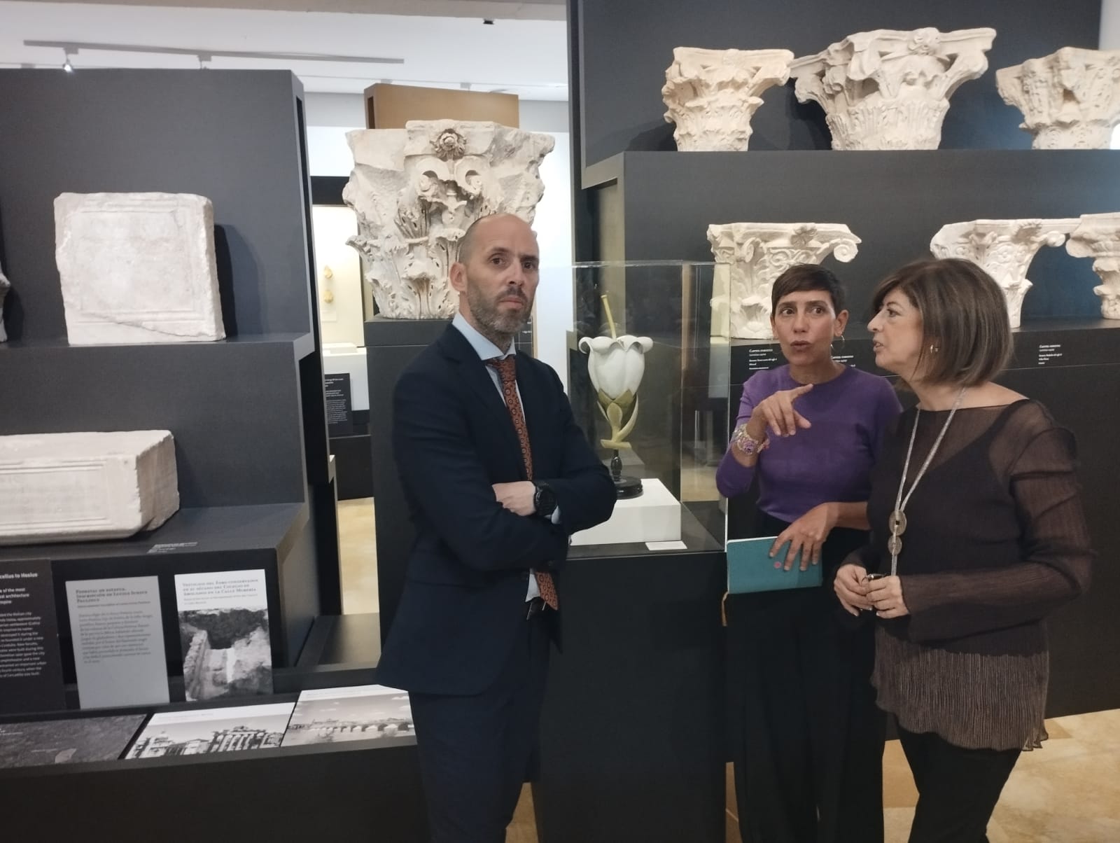 El delegado de Cultura de la Junta, Eduardo Lucena, junto a María Van den Eynde y Lola Baena.