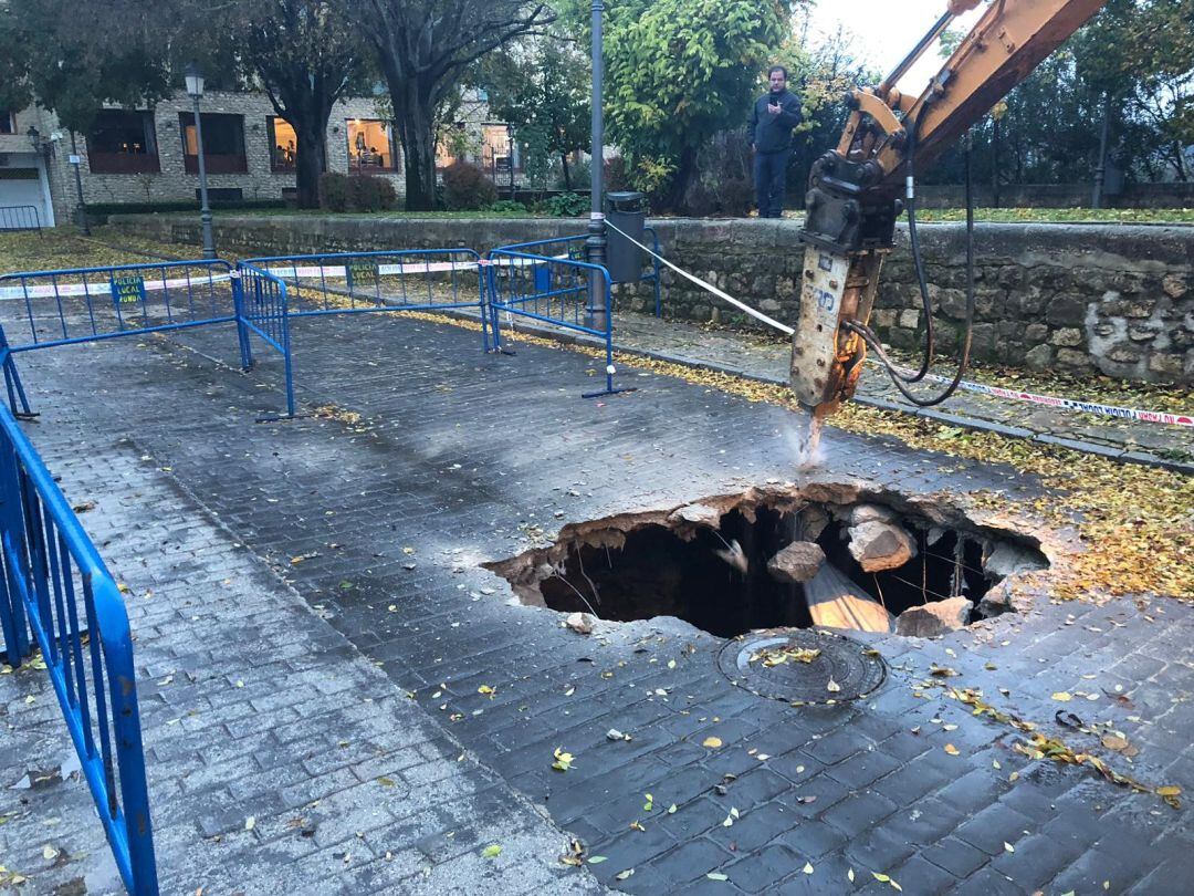 La sima se ha originado en la calle trasera del Paseo de Blas Infante