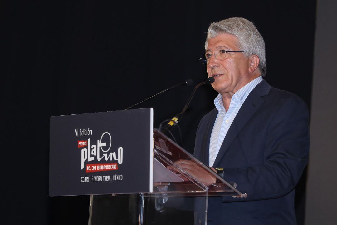 Enrique Cerezo entrega el premio Platino de Honor a Raphael