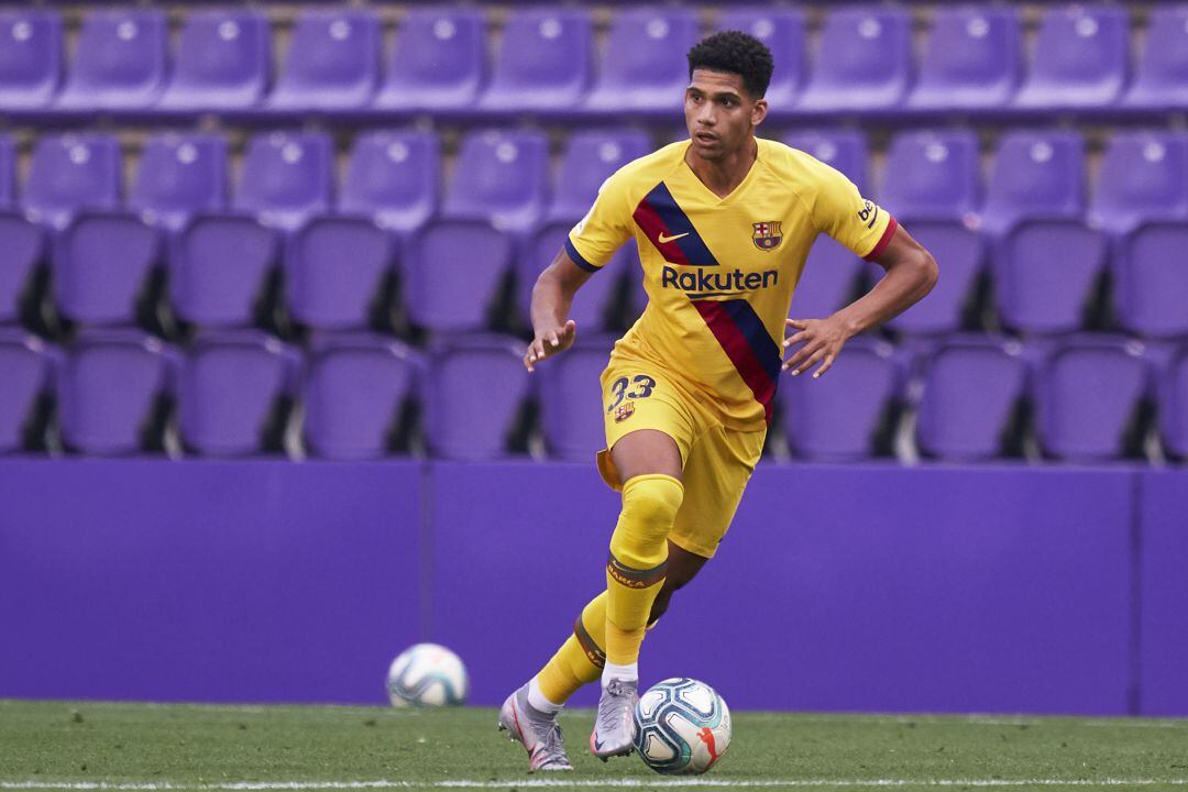 Ronald Araujo disputant un partit amb el FC Barcelona. 