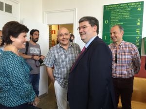 El alcalde con responsables del albergue de Elexabarri