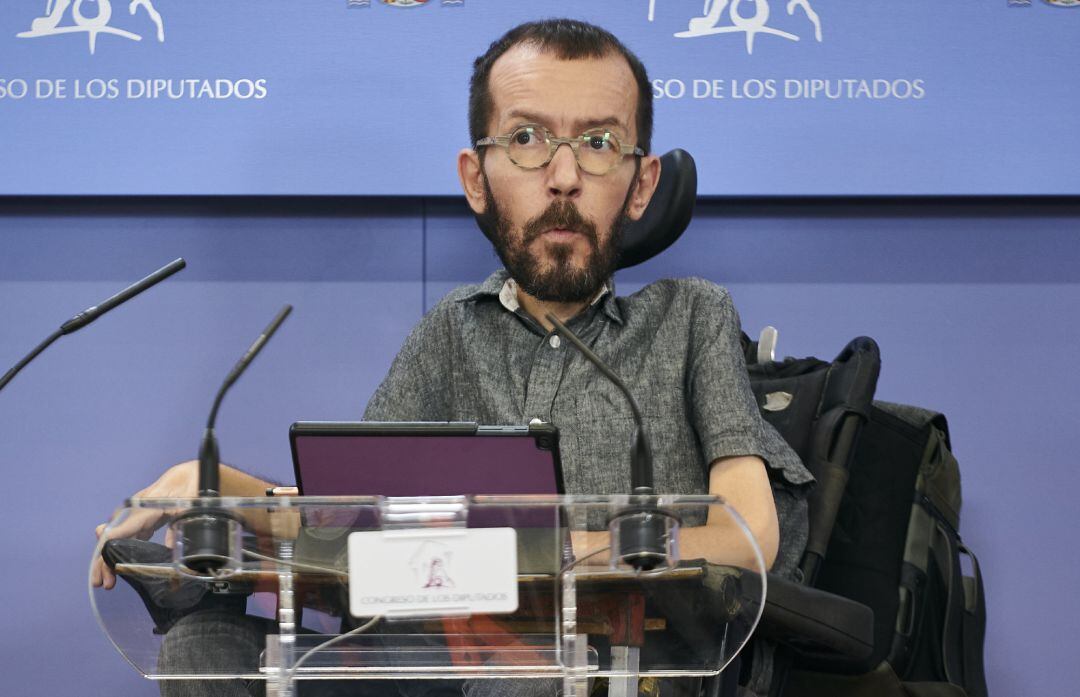 El portavoz de Unidas Podemos, Pablo Echenique, en una rueda de prensa, durante una Junta de Portavoces en el Congreso de los Diputados