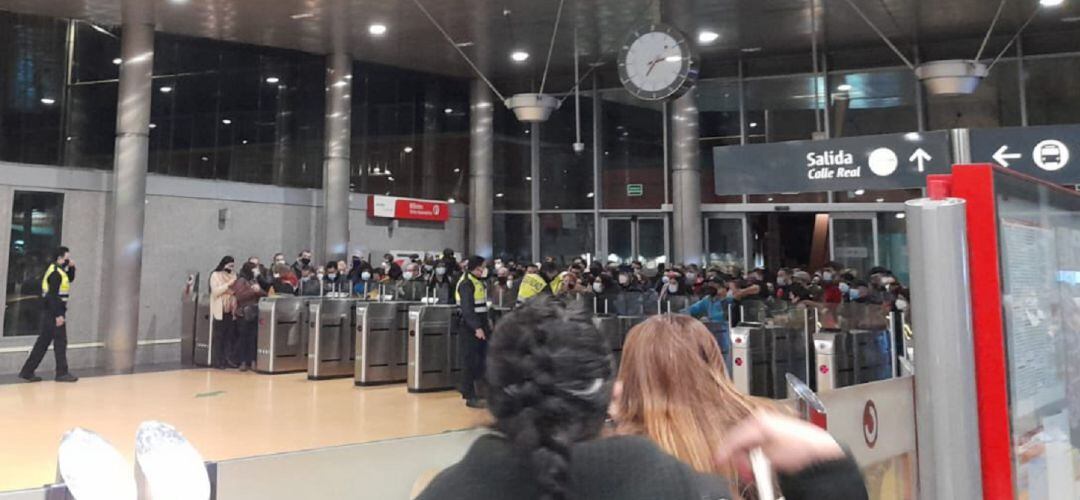 Cientos de personas se agolpaban en la estación de Cercanías por la huelga encubierta de maquinistas