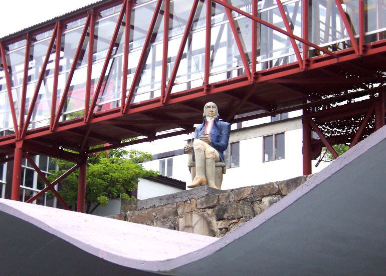 Planta de las Reales Fábricas de Sargadelos en el complejo que la firma tiene en Cervo con la estatua de Antonio Raimundo Ibañez su creador en primer término.