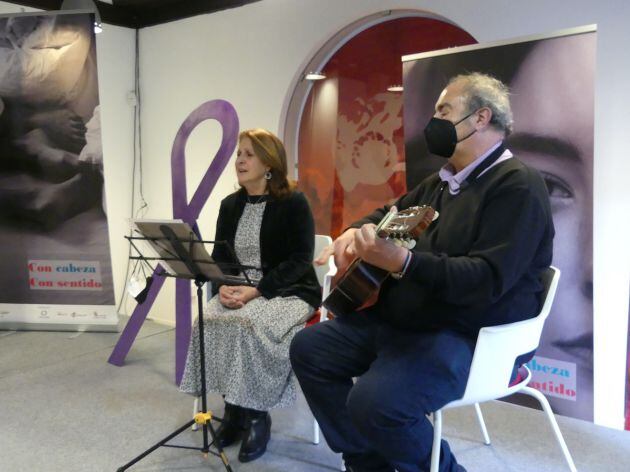 LLanos Monreal y Fernando Ortiz han iniciado el acto con la interpretación de la canción de Rozalen &quot;La puerta violeta&quot;