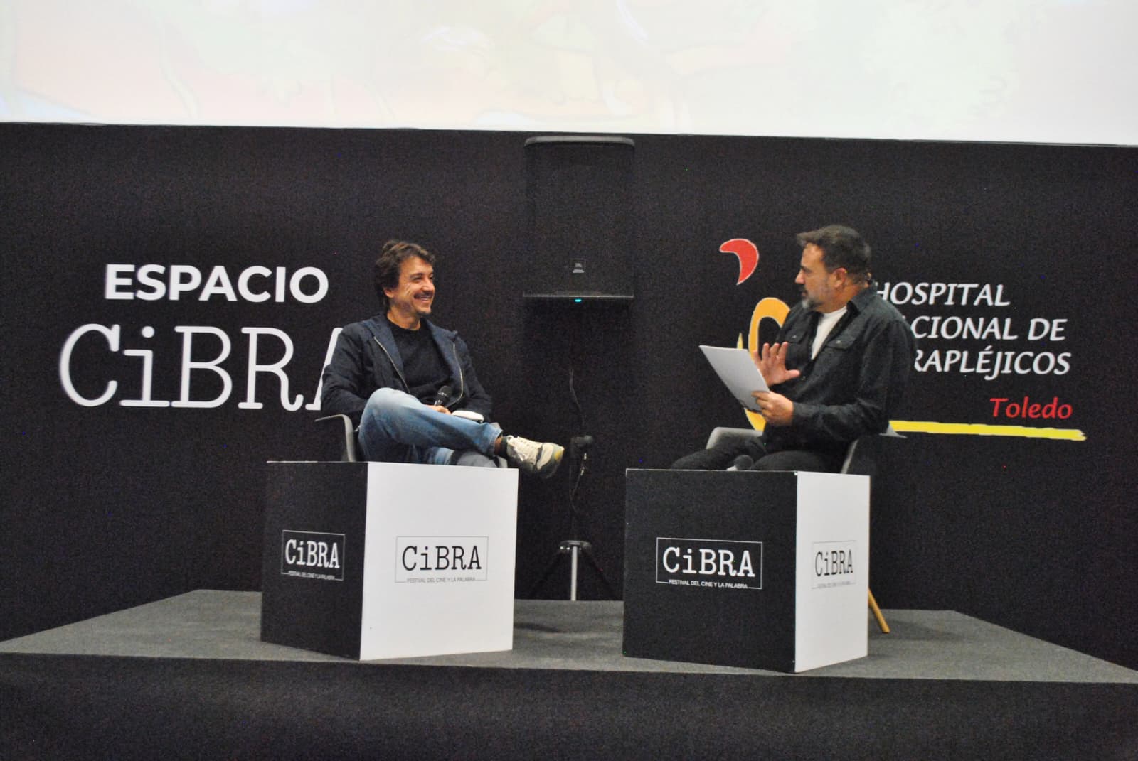 El director de cine, Javier Veiga, junto con el moderador, Roberto Lancha, en el preestreno de Playa de Lobos