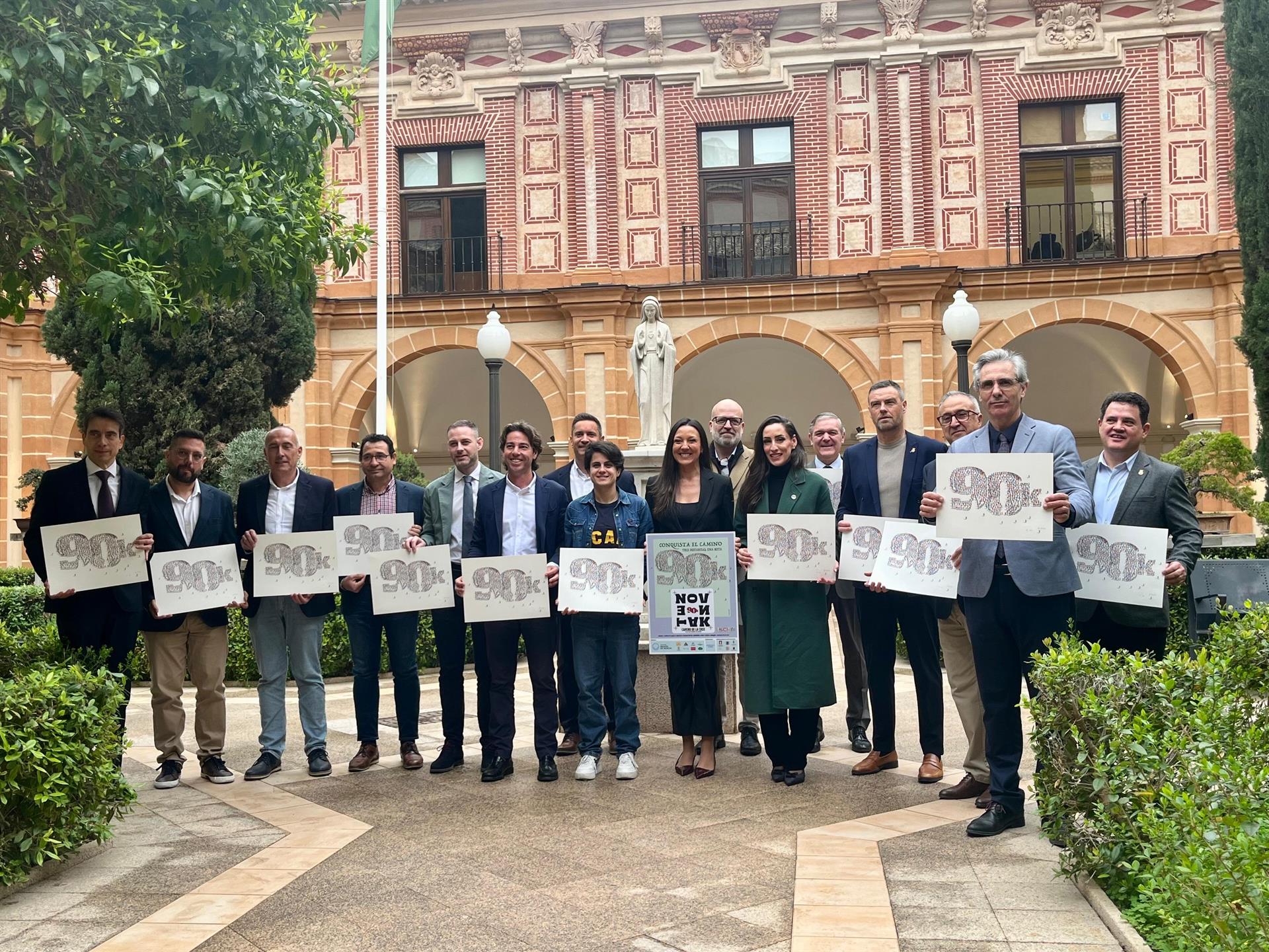 La consejera y el resto de los participantes en la presentación del cartel de la 90K en el claustro de la Universidad Católica San Antonio, de Murcia
