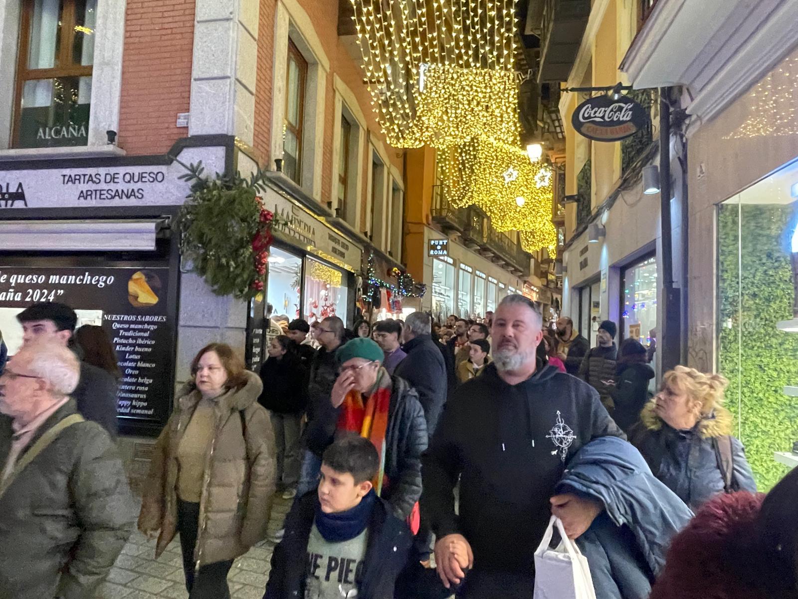 Turistas este sábado en Toledo atravesando la calle Comercio