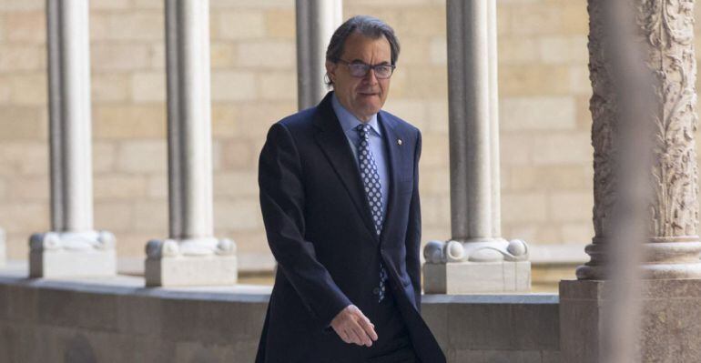 GRA072. BARCELONA, 14/04/2015.- El presidente de la Generalitat de Cataluña, Artur Mas, se dirige a la reunión del Govern. EFE/Alejandro García