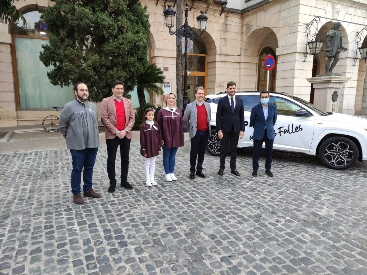 Presentación de los coches oficiales para las Falleras Mayores de Gandia
