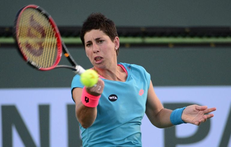 MAN62. Indian Wells (United States), 14/03/2015.- Carla Suarez Navarro of Spain in action against Monica Puig of Puerto Rico during their second round match at the BNP Paribas Open tennis tournament in Indian Wells, California, USA, 13 March 2015. (Tenis, España, Estados Unidos) EFE/EPA/MICHAEL NELSON