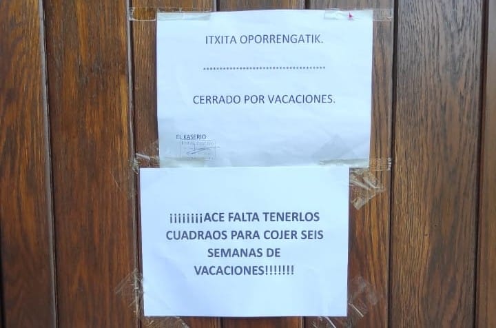 Críticas, con faltas de ortografía, ante las vacaciones de un bar en Arrigorriaga.