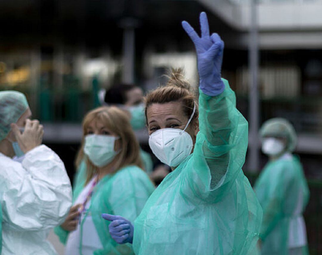 Sanitarios celebrando la mejoría de los datos
