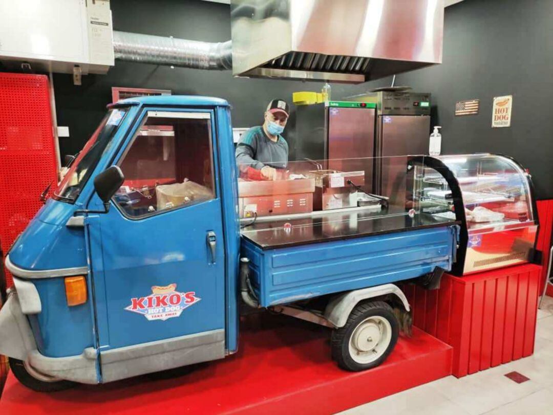Kiko Rodríguez, preparando en el local los perritos calientes