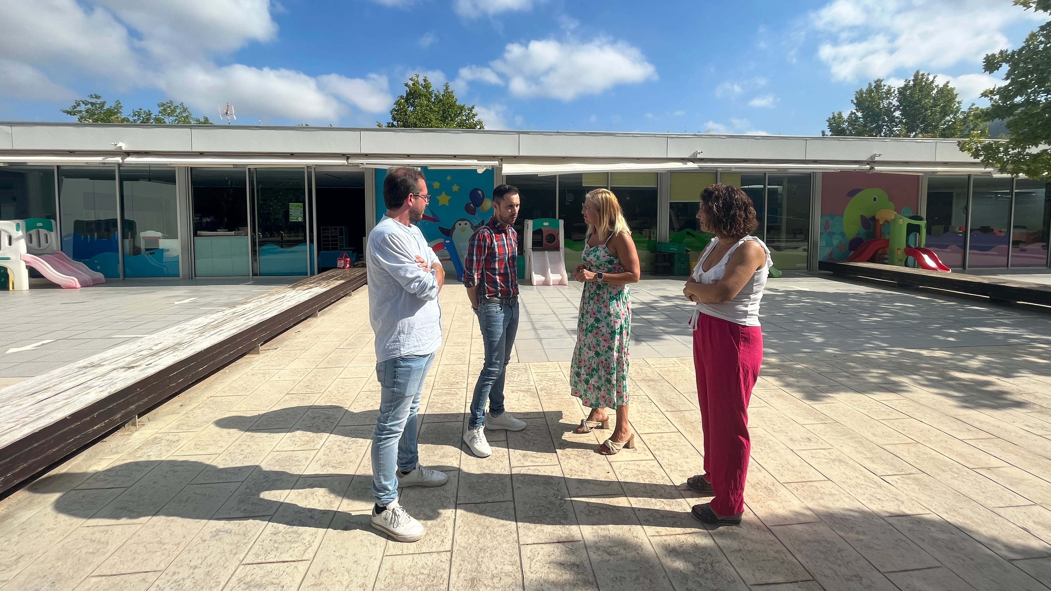 Patricia Martínez, concejala de Educación, Irene Navarro, alcaldesa de Petrer y David Morcillo, concejal de Urbanismo, en la Escuela Infantil Virgen del Remedio.