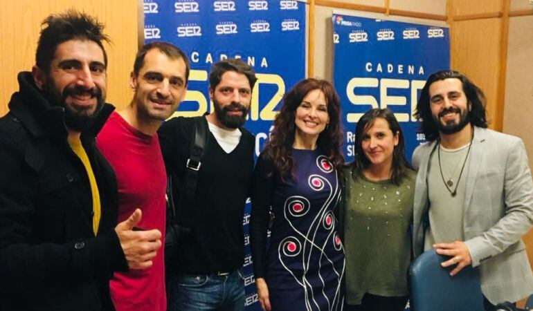 Silvia Marsó, en el centro de la imagen, junto al resto de invitados de Hpy por Hoy Sevilla